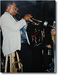 Durante l'esecusione di "Brushes & Brass" in un concerto del 1997 (Villa Valerio di Casciago - Varese)