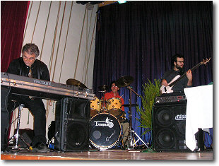 Paco Garro trio (con Chicco Giordano, dr. e Lino Grasso el.b.) (foto Franois Micault)