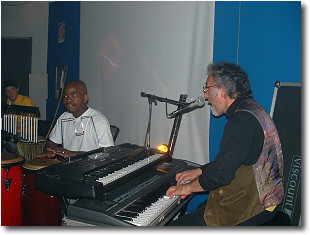 Paco Garro con i percussionisti Everaldo De Oliveira e Andr (foto Polycampus)