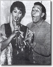 Sophia Loren prende "lezioni" di tromba da Louis Prima in una foto del 1959
