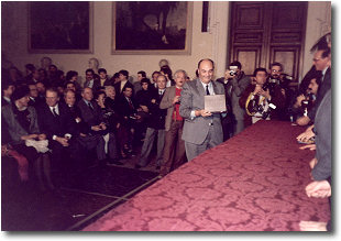 Franco Chiari in Capidoglio, ritira il premio "Personalit Europea" (11 dicembre 1985)