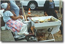 baiana con i suoi piatti tipici venduti e cucinati per strada, foto Peppe Consolmagno
